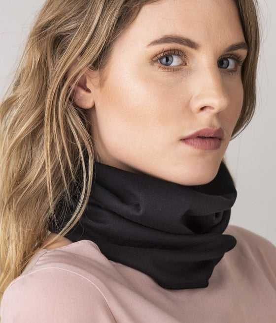 EMF protective hooped scarf Leblok in black displayed on a model