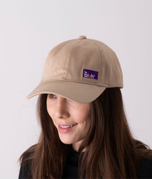  Woman wearing beige Leblok cap